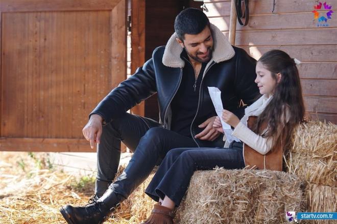 Gariban bir yarcnn olu olan Sancar ile daha ocuk yatayken Bodrum'a tatile gelen bir bykelinin kz olan Nare'nin imkanszlklarla dolu ak hikayesinin anlatld Sefirin Kz dizisinin barollerinde Sancar karakteriyle Engin Akyrek, Nare karakterine Neslihan Atagl var.