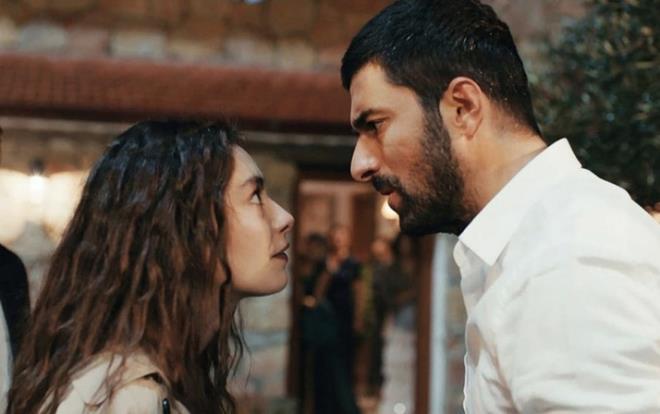 Hikayesi kadar oyuncu kadrosu ile de seyirciyi iine eken dizi Sefirin Kz, Star TV ekranlarnda pazartesi akamlar yaynlanyor. Son haftalarda rakiplerinin gerisinde kalsa da dizinin hayranlar her blm byk heyecanla izliyor sabrszlkla bir sonraki blm bekliyor.