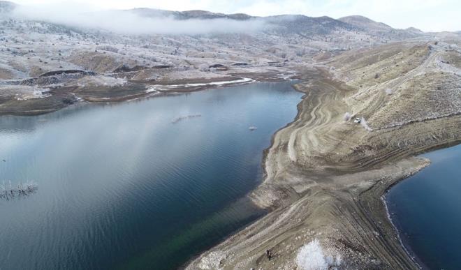 4 Eyll Baraj'nn toplama su ile oluan bir baraj olduunu belirten Bilgin, "Pusat zen Baraj'nda ciddi manada bir su var. Barajn su noktasnda kayna geni bir nokta. nsan odakl almalarda su hayatn devam iin en nemli ihtiya olduundan dolay bu projeyi nceledik. Rakamsal olarak byk ama ehrimiz iin nemli bir projedir. Bu projeyi hayata geirdiimiz zaman nmzdeki 50 yl boyunca su sknts yaamayacaz" ifadelerini kulland.