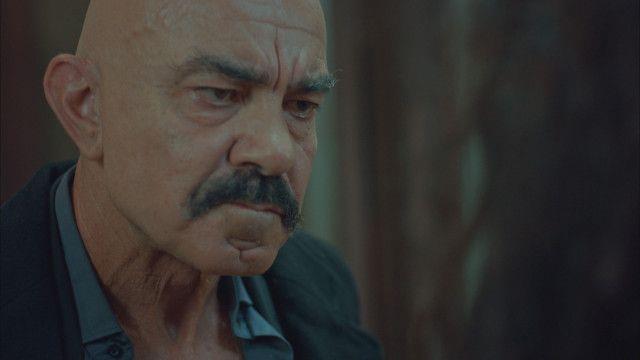 Usta oyuncunun yer ald ilk blm 22 Ocak Cuma akam saat 20.00'de yaynlanacak. Melih ardak ve Arka Sokaklar'la ilgili ilgin bir gerek ortaya kt.       Melih ardak, Arka Sokaklar'n ilk dnemlerinde Cevher isimli karaktere de hayat vermiti. 2006 ylnda balayan dizinin 2. sezonunda yani 78. blmnde rol alan oyuncu, yllar sonra yeniden diziye dnm olacak.