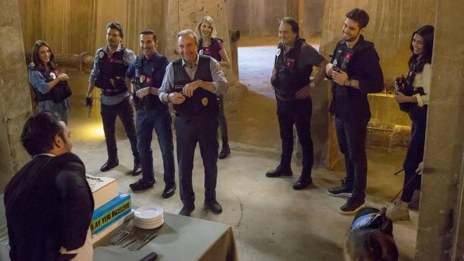 Ana karakterlerde zaman zaman oyuncu deiikliine giden Arka Sokaklar, her hafta farkl konularla seyircinin beenisi kazanyor.       Sevilen dizi cuma akamlar reyting zirvesini rakiplerine kaptrmyor. Krmz Oda ve Ramo'yu geride brakan dizi her hafta ilk srada yer almay baaryor.