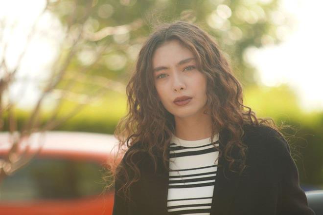 Star TV Sefirin Kz'ndan Neslihan Atagl ayrld yerine bomba bir isim geldi!    Dizinin resmi sosyal medya hesabndan yaplan aklamada ise u ifadeler yer ald:    ''Oyuncumuz Neslihan Atagl Doulu?nun salk sorunlar nedeni ile senaryomuz ve hikayemizde deiiklikler yapmak zorunda kaldk. Bu nedenle yeni blmlerimizde Neslihan Hanm?n aramzda olamayacan siz deerli izleyicilerimize zlerek bildiriyoruz.''