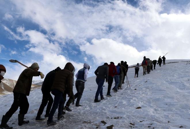"U ANA KADAR SESMZ DUYAN OLMADI"  Mahalle muhtar Hadi Bilek, mahallede GSM operatrlerinin ebekelerinin ekmemesi nedeniyle byk skntlar yaadklarn belirterek, "Daha nce bir baz istasyonu kuruldu. Bilinmeyen bir nedenle daha faaliyete gemeden skld. Mahallemiz 70 hane. Bizler bir telefon grmesi yapmak iin tepeye kp, ebeke aryoruz. Burada normal bir hasta olduunda 2 kilometre yryp, tepeye kyoruz. Eer ebeke ekseydi normalde 1 saatte ambulans gelebiliyor. Yazn mahallemiz 100 hanedir. Ancak telefon ebekesinden dolay kn hane says 70'e dyor. Defalarca ilgili yerlere mracaatta bulundum. Ancak u ana kadar olumlu bir gelime yok. 3 dnemdir muhtarlk yapyorum. Bu sre zarfnda da her seferinde GSM operatrlerinin baz istasyonu iin bavuru yapyorum. u ana kadar sesimizi duyan olmad. zellikli k mevsiminde byk skntlar yayoruz.  ve kurt saldrs riskini gze alp, ebeke iin tepeye kyoruz. Tek kii ile de kimse tepeye kamyor. Toplu halde gidip, yaknlarmzla telefon grmesi yapyoruz" dedi.
