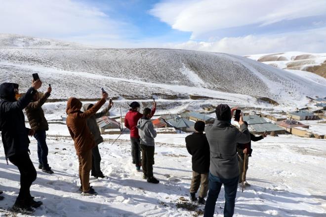 Hibir GSM operatr ebekesinin ekmedii kyde oturanlar, zellikle kn acil hastalar olduunda,  ve kurt saldrs riskini gze alp, kar kalnlnn yer yer yarm metreyi at tepeye karak, yaknlaryla telefon grmesi yapyor.
