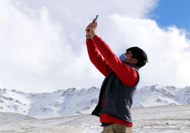 KURT SALDIRISINA KARI TOPLU GDYORLAR  Kurt saldrsna kar toplu halde tepeye kan mahalleli, burada yaknlaryla grebiliyor. K mevsiminde yollar kapal olunca sknt yaadklarn anlatan mahalleli, GSM operatrlerinin bu sorunlarna zm bulmasn istiyor.