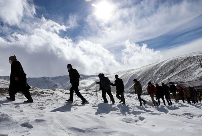 "EBEKE EKMED N ALEMLE GREMYORUM"  Mahallede imamlk yaptn syleyen Yunus Yetikin ise ebeke skntsndan dolay Bitlis'te yaayan ailesiyle ok az grtn belirtip, "Askere giden ocuklar var. Anneleri gremiyor kendileriyle. Bu soukta bu tepeye kmak epey zaman alyor. Tek bama tepeye kamyorum. Mahalle sakinleriyle kabiliyoruz. Ben annem ve babamla grebilmek iin bu tepeye kmak zorunda kalyorum. Hastalarmz oluyor. Bu tepeye kp ancak ekiplere haber verebiliyoruz. Bu ok byk bir sorun. Bu konuda GSM operatrlerinden yardm bekliyoruz. Bu sorunumuza zm bulsunlar" diye konutu.