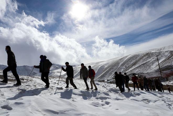 Van'a 90, Grpnar ilesine ise 70 kilometre uzaklkta bulunan, 70 hane ve 500 nfuslu Uzungedik Mahallesi'nde yaayanlar, kylerine yaklak 2 kilometre uzaklktaki karla kapl tepeye karak, ebeke aryor.