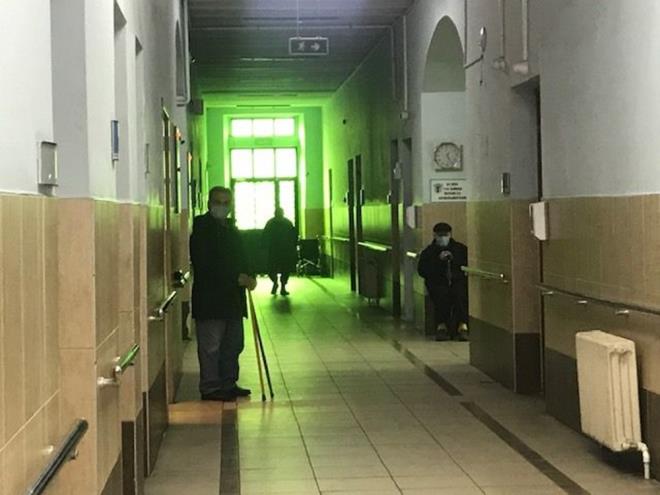 A almalarnda huzurevleri, yal bakm ve rehabilitasyon merkezlerinde de a program dn balad.    Trkiye'de ilk vaka grld gn darya kaplarn kapatan Darlaceze'de sakinler yaklak 11 aydr d dnya ile balantsn kesmiti.