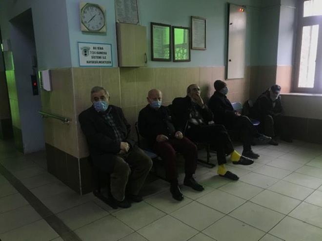 "450 SAKN, 390 ALIAN"<br>  Darlaceze Bahekimi Ufuk Yurtsever ise sakinlerin ve personelin durumunun a sonras dikkatlice takip edildiini belirterek, ?Dn saat 08.30 itibariyle ili le Salk Mdrl tarafndan alama ilemlerimiz balatld. Kurumumuzda 450 sakin, 390 alanla geni bir aileyiz. ok kr dn mesai bitimine kadar hepsinin alanmas tamamland. Herhangi bir komplikasyonumuz da olmad. Bugn itibariyle de takipleriniz yapyoruz. Kurumumuzda 11 hekim, 27 hemiremiz mevcut. Bir skntmz olmad u ana kadar. Bizim ya ortalamamz 80 diyebiliriz. Sakinlerimizin ounluu zaten kronik hastal olanlar, aciz kiiler ve toplu yaanan bir yer. Tek kiilik odalar deil de daha ok kou sistemi 3-4 kii bir arada konaklyor. Haliyle risk biraz yksek. O yzden bizim iin iyi oldu. nallah tamamen normale dndmz gnleri bekliyoruz. 28 gn sonra ikinci doz da yaplacak. Ondan sonrasn antikor oluumlaryla daha iyi olacan umuyoruz" eklinde konutu.