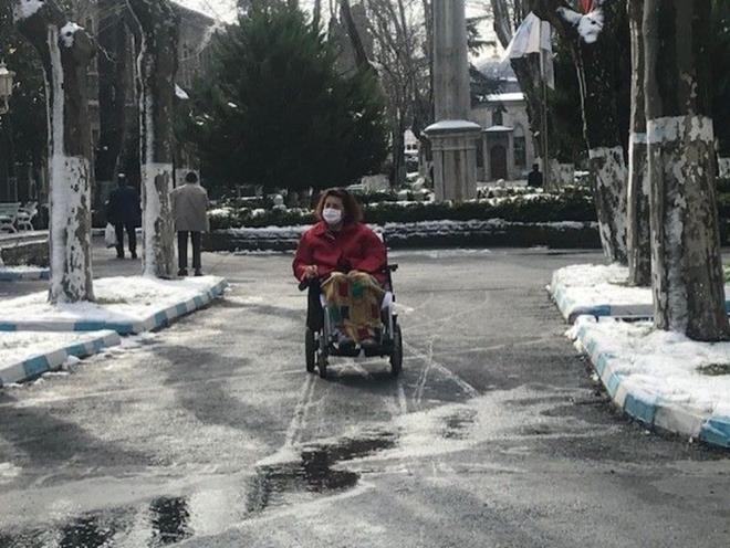 65 yandaki Ahmet Onay ise, "imdilik bir ey sylemek ok erken olur. 28 gn sonra bir tane daha olacaz. Artk zaman gsterecek. Biz yine maskemizi takacaz, sosyal mesafeyi korumak mecburiyetindeyiz. Bir sre daha devam etmemiz lazm" eklinde konutu.