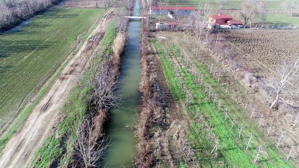 Su maymunlar, hzla yaadklar alanlardan uzaklaarak allarn arasna gizlenerek izlerini kaybettirdi. nsandan korkmayan su maymunlarnda, diiler ses duyunca yavrularnn nne geip, siper oluyor.