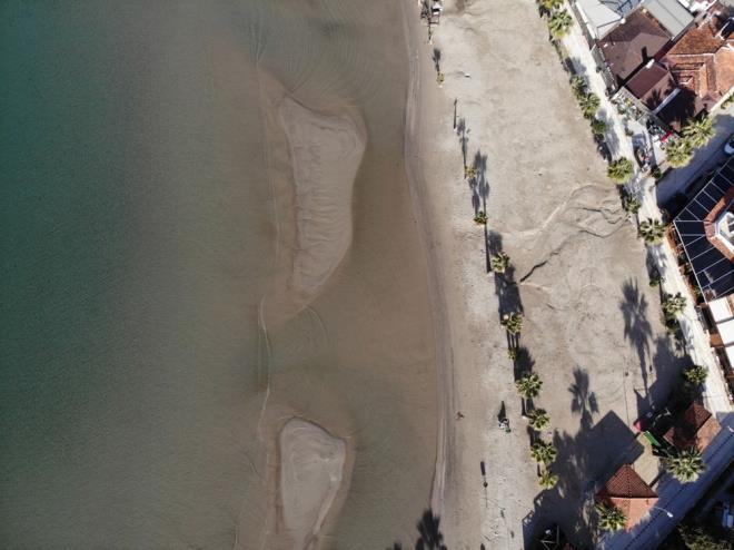 Blgedeki balklar sahilde her yl ayn dnemde deniz suyunda ekilme olduunu aktard.