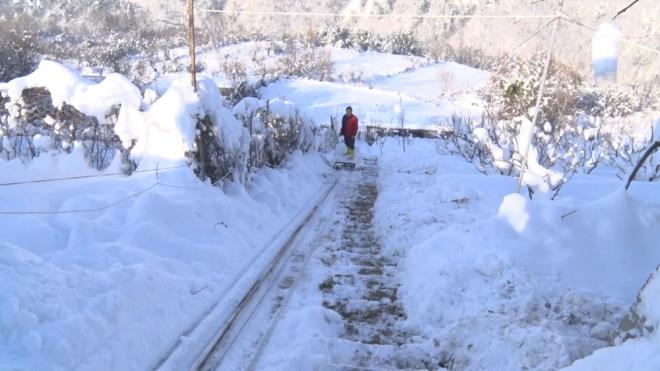 Yaz k burada yaadklarn belirten 6 ocuk sahibi Atmaca ailesi, kn en zorlu artlarnda bile burada teleferik sayesinde hayatlarna devam ediyor.