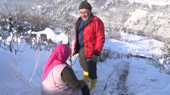 Akn yann olmadn belirten Refik Atmaca, "41 yllk evliyiz. Biz bu baheyi tavuk bakmak iin aldk. nk eim ok hevesliydi. Dizlerinden rahatsz olduu iin aaya inemiyor. Dz yolda bile 10 metre yryebiliyor. Baktm hevesi krlnca aklma byle bir ey geldi. Elektrik yoktu, jeneratr aldm. Byle bir araba dndm. Yaptm, ok da gzel oldu. Fren sistemi de iyi oldu. Millet binmeye korkuyor, ama ben 1 ton yk ykledim. Sknt yaamadk. imdi eim de artk baheye inip hayvanlarla ilgilenebiliyor. Onun iin yaptm. ok mutluyum?? dedi.