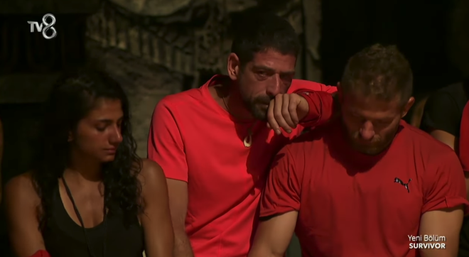 Veda aklamas yapan nl oyuncu gzyalarna hakim olamazken, beklenmedik bu gelime karsnda dier yarmaclar da duygusal anlar yaad.