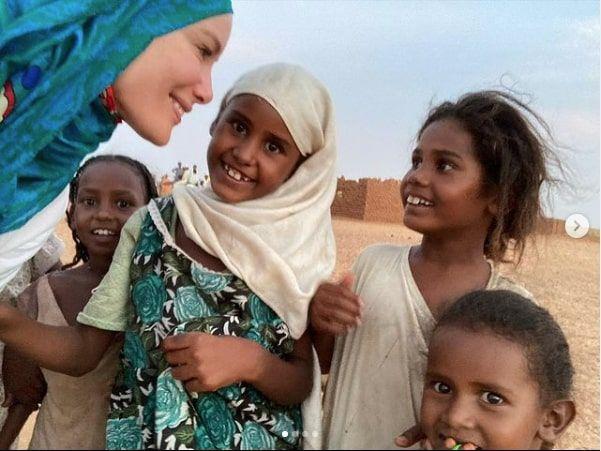 zelik'in herkese rnek olmas gereken bu yardm koular son olarak Suriyeli vatandalara uzand. Binlerce ailenin erza ve eyalar sular altnda kalrken, Gamze zelik de sosyal medyadan insanlarn iinde bulunduu zc grntleri Instagram?dan yaymlad.