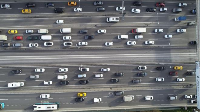 Coronavirs tedbirleri kapsamnda kstlamalar saat 21.00'da balayacak. Pazartesi saat 05.00'da sona erecek kstlama ncesi  haftalk yar yl tatilininde balamasyla trafik younluu yaanyor.