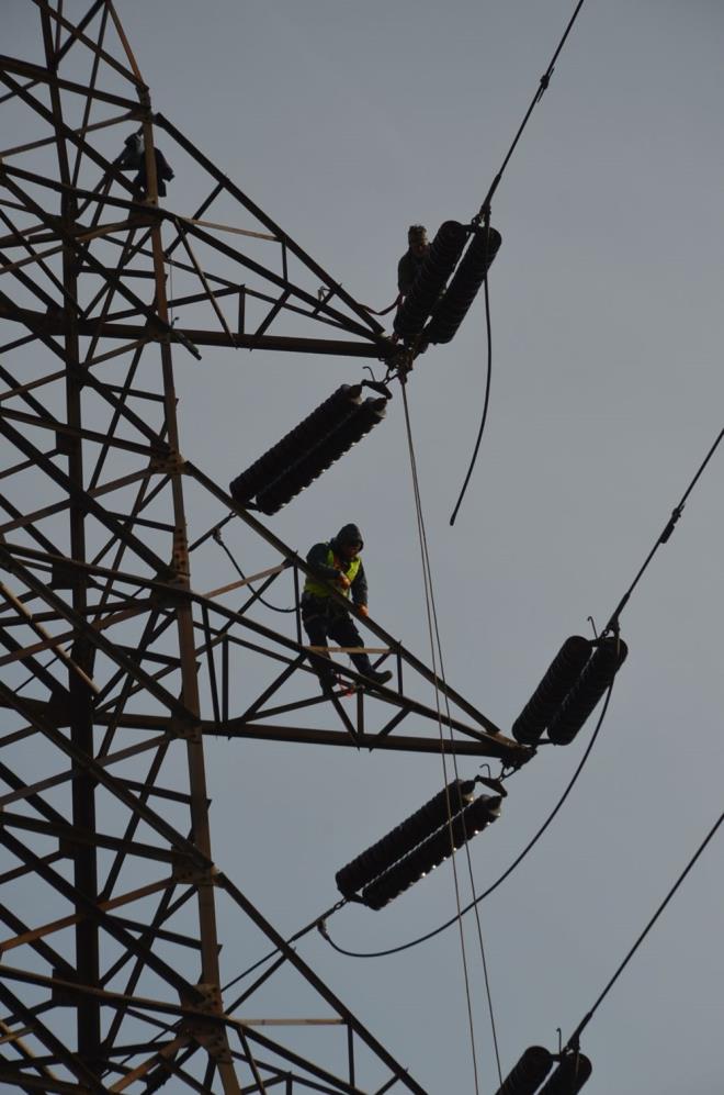 ''70-80 METRELK DREE 10 DAKKADA TIRMANABLYORUZ"  elik, ?Direk veya atlarn zerindeyiz. Bir direin boyuna gre trmanma sremiz deiiyor. Avclar?daki direklere 3 dakikada, 70-80 metrelik diree 10 dakikada trmanabiliyoruz" dedi.