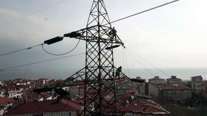 ''SOUK AMA YAPACAK BR EY YOK''  Dier iilerden Sinan elik de, ?18-20 yldr bu ii yapyorum. 1960?ta dikilen bu direkleri eskidii iin ykmaya geldik. stanbul?dayz, ekmeimizin peindeyiz. Souk ama yapacak bir ey yok" diye konutu.