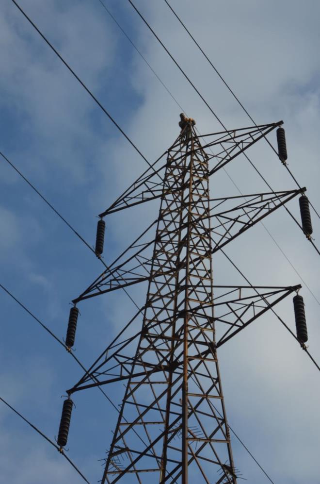 Bu almay yapan iiler, bu ii yllardan bu yana yaptklarn ekmek parasnn peinde olduklarn syledi. ilerden Tuncay elik, 1960 ylnda dikilen bu hatt ykmaya geldiklerini, bir gnde 4 direkteki hat ve izolatreri indirdiklerini, hatlar binalarn atlarndan topladklarn syledi.