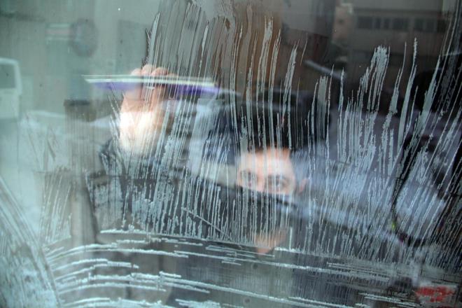 Dkkanlarn ve aralarn camlar buzlarla kaplanrken, aalar kra tuttu. Gvercinleri ise esnaf yemledi.