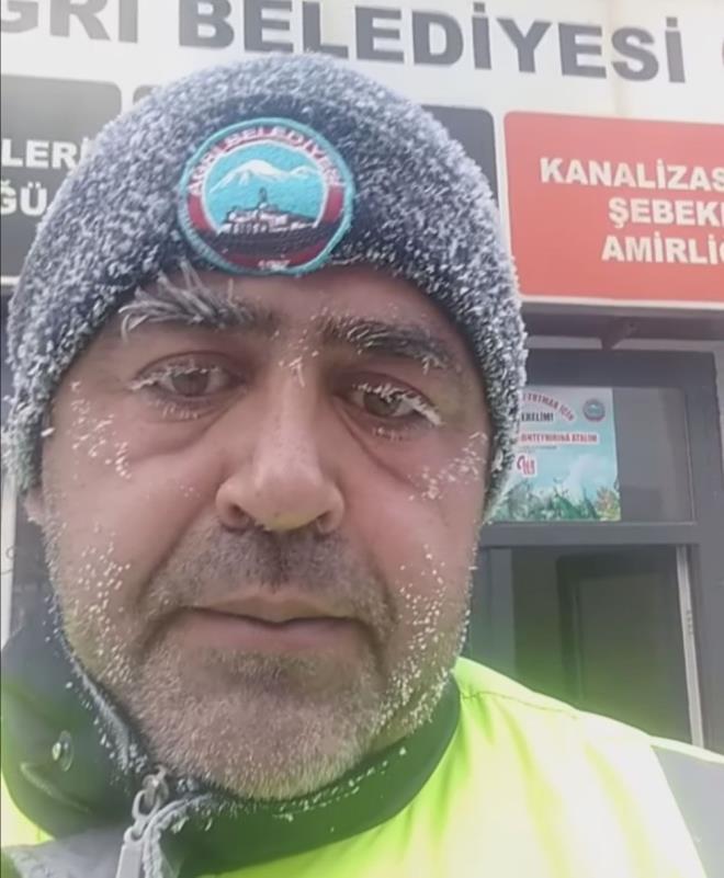 BELEDYE PERSONELNE ANLAMLI NOT    Ar Belediye Bakan Savc Sayan, eksi 30 derecede darda alan ve yz buzla kaplanan belediye personelinin grntsn paylaarak zor artlarda altklarn dikkat ekti.    Sayan fotoraf paylaarak, ?Bu personelimin hakk denir mi? Btn samimiyetimle ellerinden perim? notunu dt.