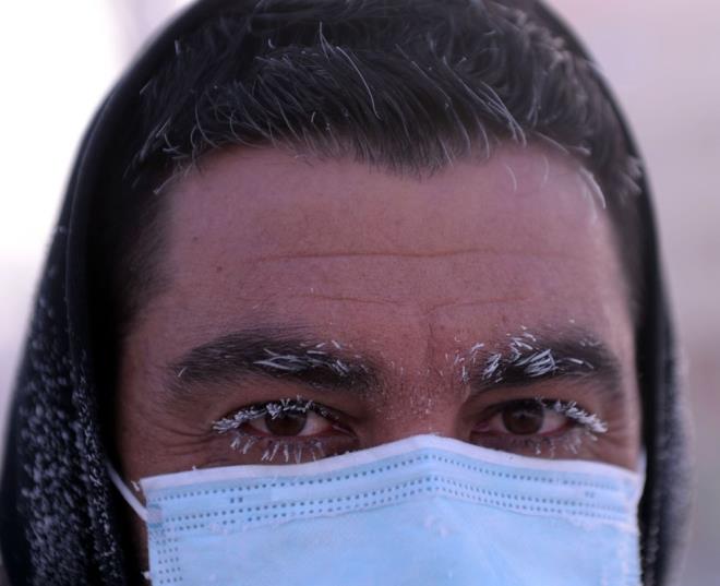 SOUK HAVA KA DONDURDU  te yandan dn gecenin en souk kenti Ar ve baz ilelerinde en dk hava scaklnn sfrn altnda 30 dereceyi gemesi nedeniyle her taraf buz tuttu. Sabah saatlerinde i yerine gitmek zere evlerinden kanlarn ka ve kirpikleri buz tuttu.