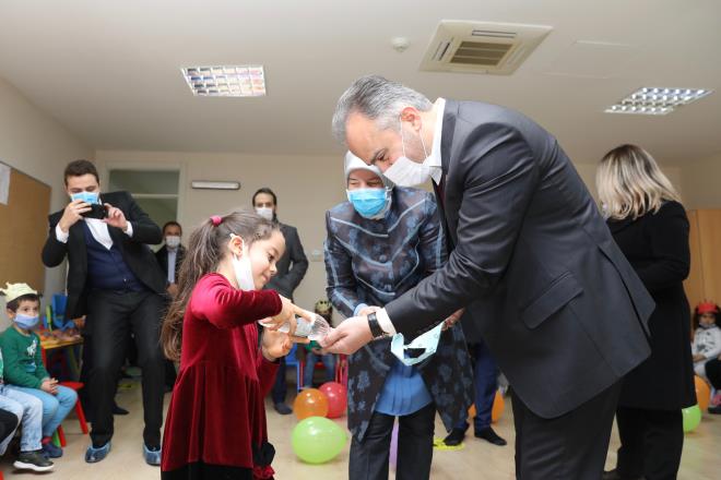 Ana Kuca glenerek byyor<br>  ocuklarn karne sevincine ortak olmann mutluluunu yaadklarn belirten Bursa Bykehir Belediye Bakan Alinur Akta, Vatan ve Orhangazi?nin de eklenmesi Ana Kuca saysnn 9?a ktn, ylsonuna kadar 15 merkezi Bursa?ya kazandrmak istediklerini syledi.