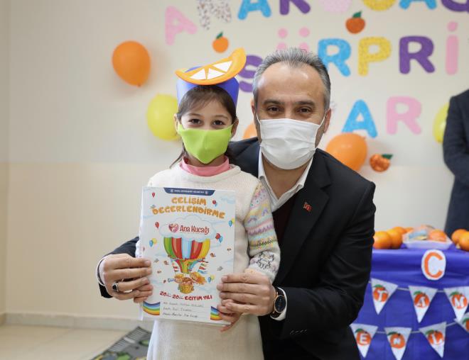 Bykehir Belediye Bakan Alinur Akta da beraberindeki Bursa Milletvekili Emine Yavuz Gzge ile birlikte Hamitler Ana Kuca Eitim Merkezindeki ocuklarn karne heyecanna ortak oldu. Miniklerle sohbet eden Bakan Akta,  ocuklarn karnelerini de Milletvekili Gzge ile birlikte datt. ocuklara karnelerinin yan sna eitli hediyeler ve C vitamini destek paketleri verildi.