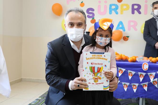 Hibir anaokulu ve krein anne scakln veremeyeceini hatrlatan Bakan Akta, ?Ama biz Ana Kuca?nda ocuklarmza annelerinin yaknln ve scakln gstermeye alyoruz. Rakamlar da dmeye balad. Temennimiz inallah herhangi bir sknt olmadan ikinci yarylda yz yze olmak kaydyla senenin sonuna kadar ocuklarmza eitim vermek, onlar gelecee hazrlamak. Bugn ayn zamanda karne tatili dolaysyla ocuklarmza eitli hediyeler ve baklklarn glendirmek iin de C vitamini destek paketleri verdik. Ben ocuklarn bize emanet ettikleri iin tm anne babalara teekkr ediyorum. Ana Kuca glenerek bymeye devam edecek. Bundan kimsenin phesi olmasn? dedi.