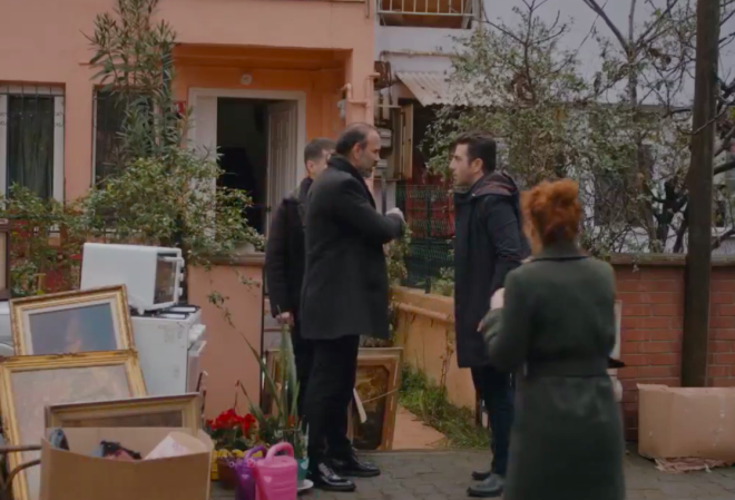 Mehdi, cezaevinin tuvaletinde saldrya urad. Adamn elindeki ba alp atan Mehdi, gardiyana seslenmek iin dar kt ve o anda olanlar oldu.  Onun grmedii srada koutaki adamlar arasnda olan biri ieri girdi ve Mehdi'yi ldrmeyi baaramayan adam baklad.