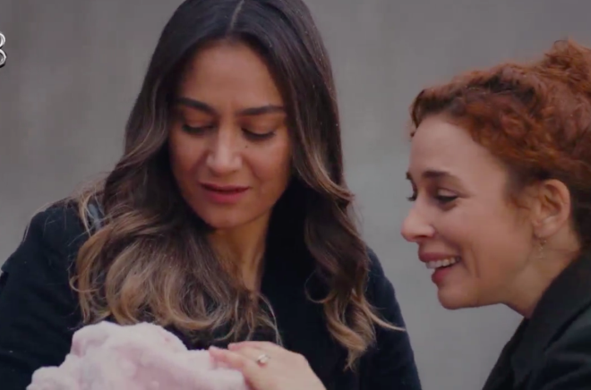 Ailesinin ve Mehdi'nin yaknlarnn srarna kaytsz kalamayan Zeynep, Bar'n tm srarlarna ramen ikayetini ekti. Fakat cezaevinde yaananlar seyirciyi ok etti.