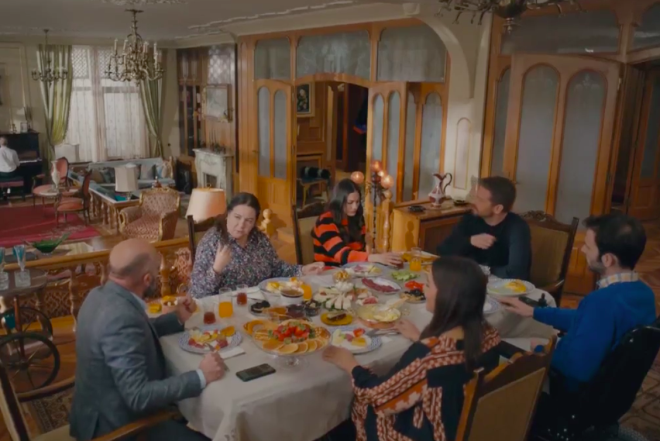 Psikiyatr Glseren Budaycolu'nun Camdaki Kz kitabndan yaanm, gerek bir hayat hikayesinin anlatld dizide izleyicinin gznden kamayan isyan ettiren bir sahne ok konuuldu.