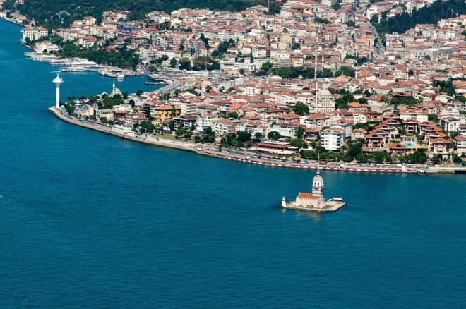 BATTAL GAZ HKAYES<br>    Kz Kulesi ile ilgili olarak en sk anlatlan hikayelerin sonuncusu ise Osmanl Dnemi?nde geer. Hikaye; Battal Gazi'nin askerleri ile birlikte Kzkulesi'ne baskn yaptn ve kulede saklanan hazineleri alarak, burada yaayan skdar Tekfuru'nun kzn kardn anlatr. stanbul'u (Constantinopoli) kuatmaya gelen Battal Gazi, kuatmadan bir sonu alamaynca Kz Kulesi nndeki kyya karargahn kurar ve yedi sene burada kalr.    Hikayeye gre, Battal Gazi'nin skdar kylarnda bu kadar uzun sre kalmasnn asl nedeni, tekfurun kzna ak olmasdr. skdar tekfuru, Battal Gazi'nin korkusuyla, kzn hazineleri ile birlikte kuleye kapatr. am seferini tamamlayarak skdar'a dnen Battal Gazi, kayk ile Kz Kulesi'ne gelerek, tekfurun kz ve hazinelerini aldktan sonra skdar'dan atna atlayp oradan uzaklar. oka bilinen "At alan skdar' geti" laf bu hikayeden gelir.    Bu hikayeden zamanmza gelen bir dier miras da Kz Kulesi?nin ismi ile ilgilidir. Trkler, bu olaydan sonra, dier efsanelerdeki prenseslere de atfen buraya Kz Kulesi ismini vermitir.