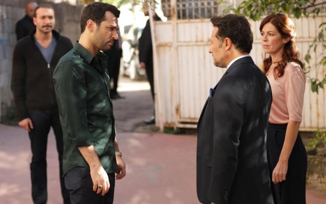 Barollerinde Murat Yldrm ve Esra Bilgi gibi isimlerin rol ald Ramo dizisi cuma akam ekrana getirilecek olan yeni blm ile izleyenleri heyecanlandrd. Ramo'da gizemli bir adam ortaya karken seyirci bu kiinin kim olduunu epey merak etti.