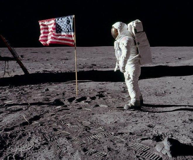 Gezegenimizin tek uydusu olan Ay, Souk Sava dneminde ABD ve SSCB'nin yarna sahne olmu, Ay'a ilk ayak basan insan unvann 1967'de NASA astronotu Neil Armstrong almt.