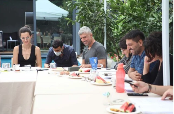 Yaynlanan tantmlaryla olduu kadar afiiyle de merak uyandran Seni ok Bekledim, balamadan Star TV'yi altst etti.