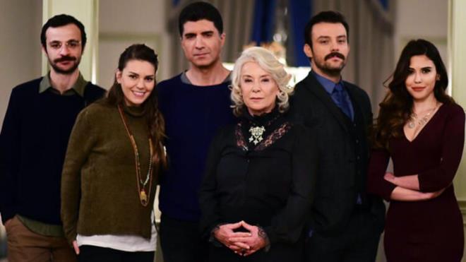 2017 ile 2019 yllarnda yaynlanan ve byk baar elde eden stanbullu Gelin'in cuma gn yaynlanmas 'zcan Deniz'in uurlu gn' olarak konuulmutu. Deniz'in yeni dizisinin de cuma yaynlanmasnda uurlu gn etkisi olduu iddia edildi.