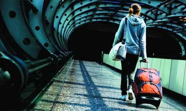 "Gnmz teknolojileri, ok kolay ve cazip yatrm imkanlar da sunmaktadr. u anki teknolojilerle insanlar bulunduklar her yerde eitim alabilir, retim yapabilir ve ok etkili bir ekilde dnya piyasalarna alabilir. Anadolu'nun klasik manadaki byk kentlerine geri dn salamak iin eitim, turizm, sosyal tesis ve istihdam alannda yatrm politikalarnn gelitirilmesi gerekiyor. G alan blgelerimize baktmz zaman buralarn sahil blgelerinde yer aldklar ve uluslararas pazarlara ak yerler olduklar grlyor. G tevik eden faktrler yatrm, turizm, eitim ve istihdam ile dinlenme ve sosyal tesislerin varlna baldr. nk insanlar bulunduklar blgelerde i bulamyor.