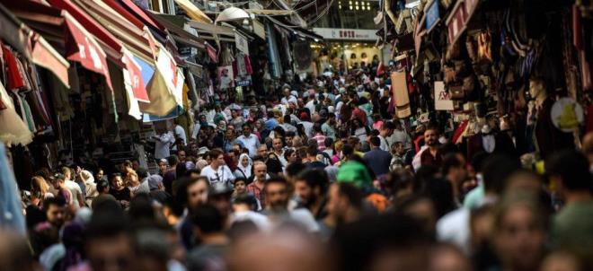 Osmanl dnemi ve Cumhuriyetin ilk yllarnda lkenin en nemli kentlerinin Erzurum, anlurfa, Diyarbakr, Kastamonu, Sivas, Kayseri ve Konya olduunu dile getiren Prof. Dr. Duran, ?Ancak 1960'lardan bu yana bat kentlerine yaplan yatrmlar ile eitim ve turizm politikalar bu kadim ehirleri cazip olmaktan kard? dedi.