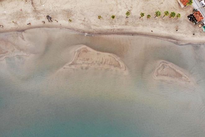 "Sakin Kent" unvanna sahip Mula'nn Ula ilesindeki Akyaka Mahallesi'nde sabah saatlerinde sahile gidenler, sularn ekildii kumsalda yry yapt, fotoraf ektirdi.