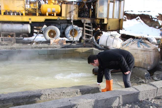 "ARTIK TERMAL OTEL VE SERACILIK N SICAK SU VAR"  Termal su kaynanda incelemelerde bulunan Varto Kaymakam ve Belediye Bakan Vekili Erturul Avc, "Alagz Mahallesi'nde yaklak 4 aydr sren almalarmz sonu verdi. Varto Kaymakaml Kylere Hizmet Gtrme Birlii olarak ruhsat sahasnda bir termal almas yaptk. Termal almas neticesinde Maden Tetkik ve Arama Genel Mdrl ile yaplan almalarn ilk verilerine gre saniyede 30 litreydi. Bugn itibaryla saniyede 45 litre suyumuz kt. Scaklk ise 39 derecedir. Artk Varto'da termal otel ve seraclk yapmak iin scak su var. Bugn bunun mutluluunu ve sevincini yayoruz" dedi.