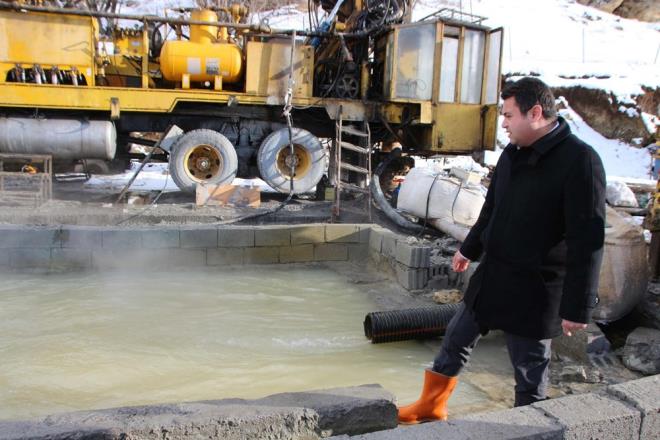 ''TERMAL LE'' HEDEF  Termal sunun bulunmasnn Varto iin dnm noktas olacan kaydeden Kaymakam Avc, "u an karl gndeyiz ve bir dan tepesindeyiz. Manzara ok gzel. Belki insanlar bu karn ierisinde bu scak suda havuzlarda yzecekler. Oteller olacak bu ovada, bir sr sera olacak. O yzden Varto'nun gelimesi ve ekonomisinde katk sunmasnda ok deerli buluyorum. nallah bu ilk sondaj almamzd. Artk suyun olduunu grdkten sonra ruhsat sahamzdaki kuyularmz atmzda daha iyi sonular kar" diye konutu.