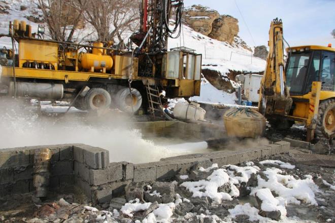 39 DERECEDE, SANYEDE 45 LTRE AKIYOR  Uzman ekiplerin sondaj yaptklar blgede, saniyede 45 litre akan ve 39 derece olan su bulundu.