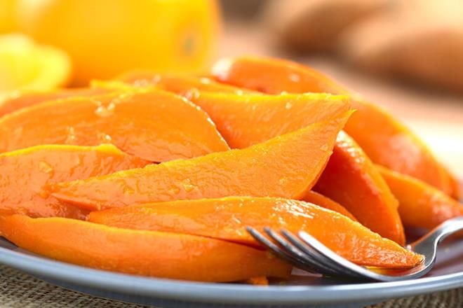 Elbette A vitaminin de kararnda tketilmesi gerekiyor nk fazlas mide bulants, ba ars, kemiklerde zayflama, koma ve hatta erken lm gibi olumsuz etkilere yol aabiliyor. Bu nedenle en ideali, A vitaminini yiyip itiklerimizden karlamak. A vitamini, tatl patates dnda havu, koyu yeil yaprakl sebzeler, kabak, marul, kuru kays, krmz biber, balk ve dalak, cier gibi sakatatta bulunuyor.