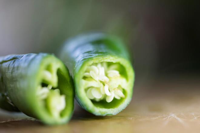 Hastalklarn korktuu C vitamini<br>  Her k semt pazarlarn, manav raflarn dolduran portakal, greyfurt ve mandalinann kusursuz birer C vitamini deposu ve etkili birer baklk glendirici olduu artk gayet iyi biliniyor. Yeil biber, koyu yeil yaprakl sebzeler, brokoli, ilek, domates, papaya ve bezelye de C vitamini zengini dier besinler olarak sralanabilir.