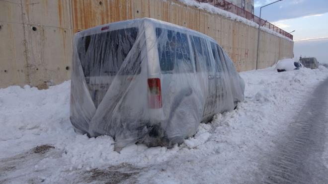 Srcler evlerinin nndeki aralarn zerini naylon, battaniye ve brandayla kapatarak souktan korumaya alt.