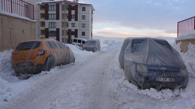 1900 rakmyla Trkiye'nin en yksek yerleim alanlarndan olan Yksekova'da geceleri hava scaklnn, eksi 20 dereceye kadar dmesi, aralarn da buz tutmasna neden oldu.