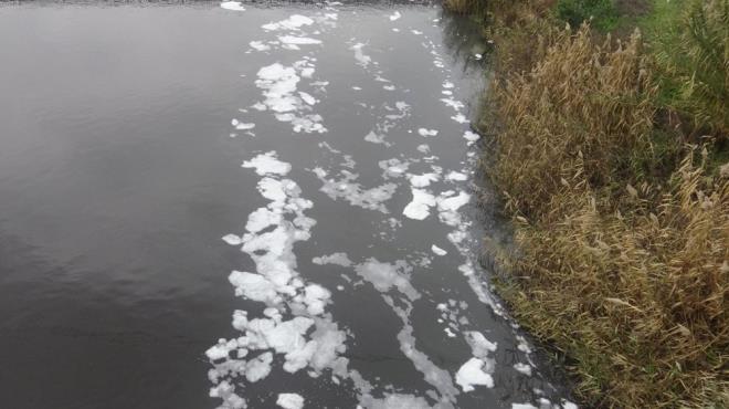 ''SU SRAFINI ENGELLEMEMZ GEREKYOR''  evre Mhendisi Nilgn Bcekli, su israfnn gelecekte sknt yaamamak iin bugnden nlenmesi gerektiini belirtti. Kii ba su tketiminin 250 ila 300 litre arasnda olduunu vurgulayan Bcekli, ?Su israfmz ok fazla. Bata Cumhurbakanmz olmak zere tm kurumlar, ileri Bakanl, sanatlar, i dnyas hep birlikte bir farkndalk projesi balatmalyz. u an barajlarmzn doluluk oran yzde 20 ve 30 seviyelerindedir. Barajlarn randmanl alabilmesi iin yzde 30 su seviyesinin zerinde olmas gerekiyor. Yzde 30'un altna dt zaman, demek ki kuraklk gelecekte nmze kacaktr. Doadaki canllarn yzde 80'i sudan olumaktadr. Susuzluk demek bizim gelecekte yaayamayacamz anlamna geliyor''  dedi.