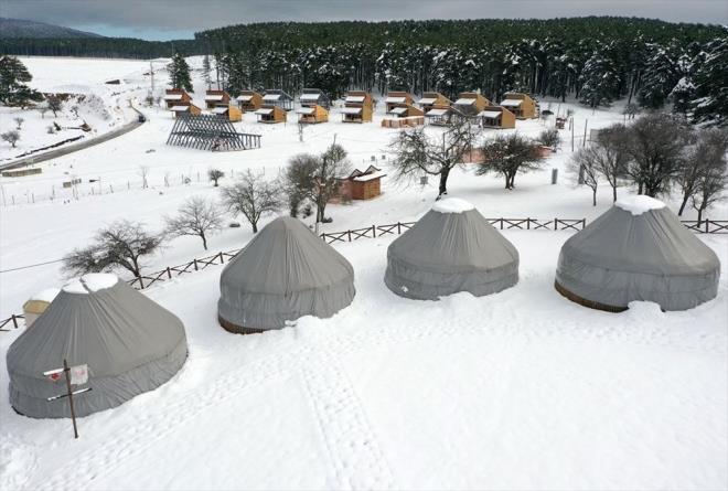 Sakin bir tatil geirmek isteyenlerin deerlendirmesi gereken yerler arasnda Kocayayla'nn da bulunduuna iaret eden Teymur, "Pandemide izole bir tatil seeneiyle smestiri geirmek isteyenleri bekliyoruz. Bungalovlara ve dolaysyla Kocayayla'ya ilgi olduka youn. nceden rezervasyon almak kaydyla kalabilir isteyenler. Bu konuda gayet iyi ilerliyoruz" diye konutu.